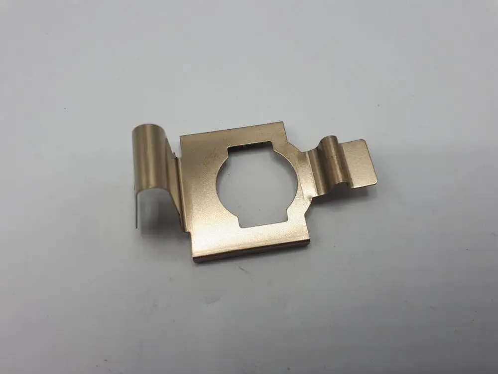Bimetallhalter in Goldton, gefertigt aus Metall, präsentiert sich mit einer rechteckigen Basis und einer seitlichen Halterung, geeignet für Anwendungen von Remeha.
